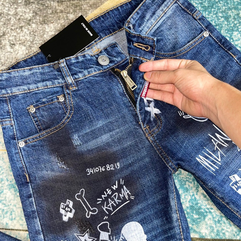Quần Jeans Nam Dsq2 Xanh Wash Đốm Đen - Quần Jeans Hot Trend in sơn chữ Dsquared2 Graffiti Dáng Boy Phố