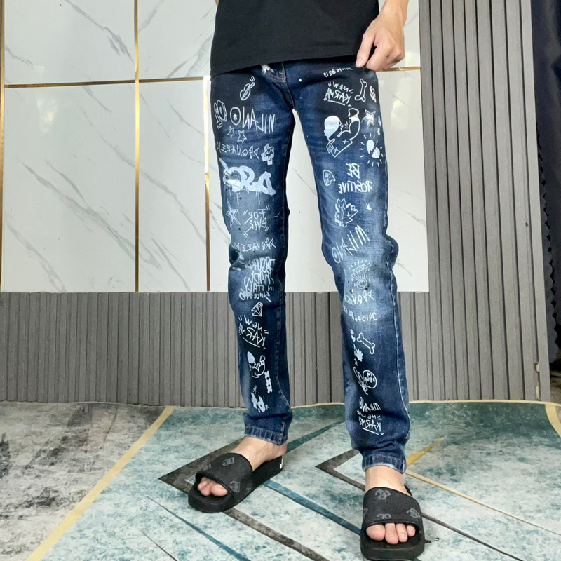 Quần Jeans Nam Dsq2 Xanh Wash Đốm Đen - Quần Jeans Hot Trend in sơn chữ Dsquared2 Graffiti Dáng Boy Phố