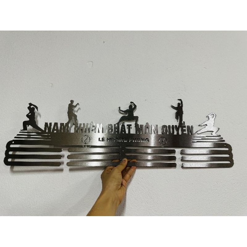 KT: 800x250mm Giá treo huy chương gắn tường bằng inox, thiết kế CHỮ theo yêu cầu