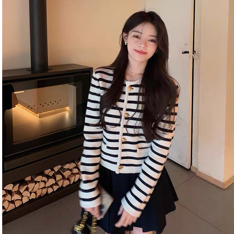 Áo khoác len cardigan cúc đồng dáng ngắn Deliz len dày mịn cố tròn tông màu basic Chou Chou