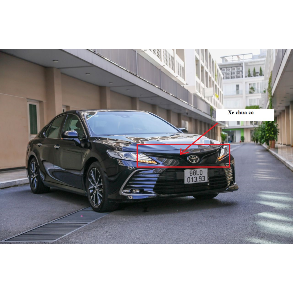 Ốp viền cạnh logo trước xe Toyota Camry 2022-2023
