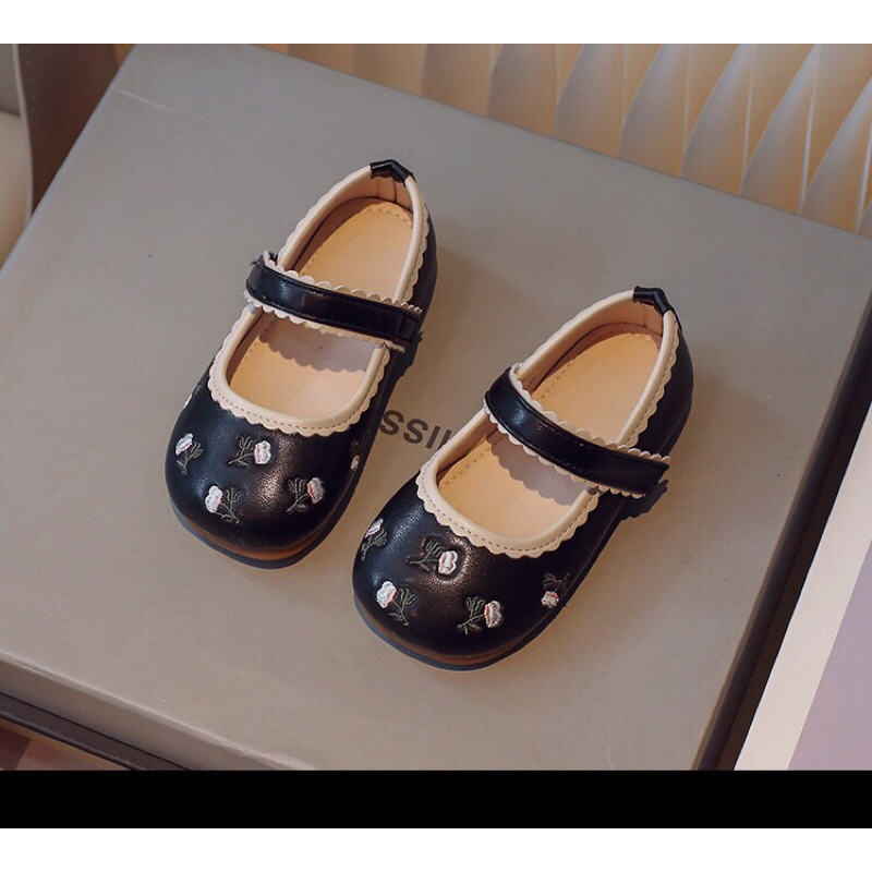 GIÀY ĐEN THÊU DA MỀM CHO BÉ