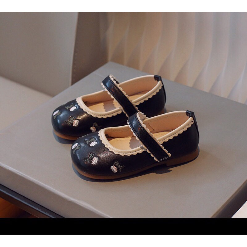 GIÀY ĐEN THÊU DA MỀM CHO BÉ