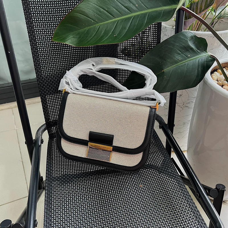 Túi đeo chéo Charles&Keith  hot hit