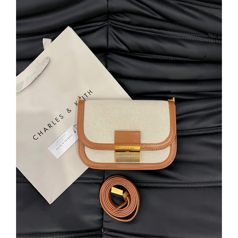 Túi đeo chéo Charles&Keith  hot hit