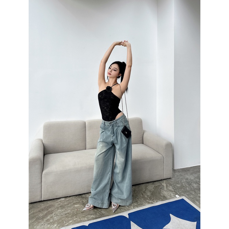 Áo liền quần vải ren có đính kèm cài hoa