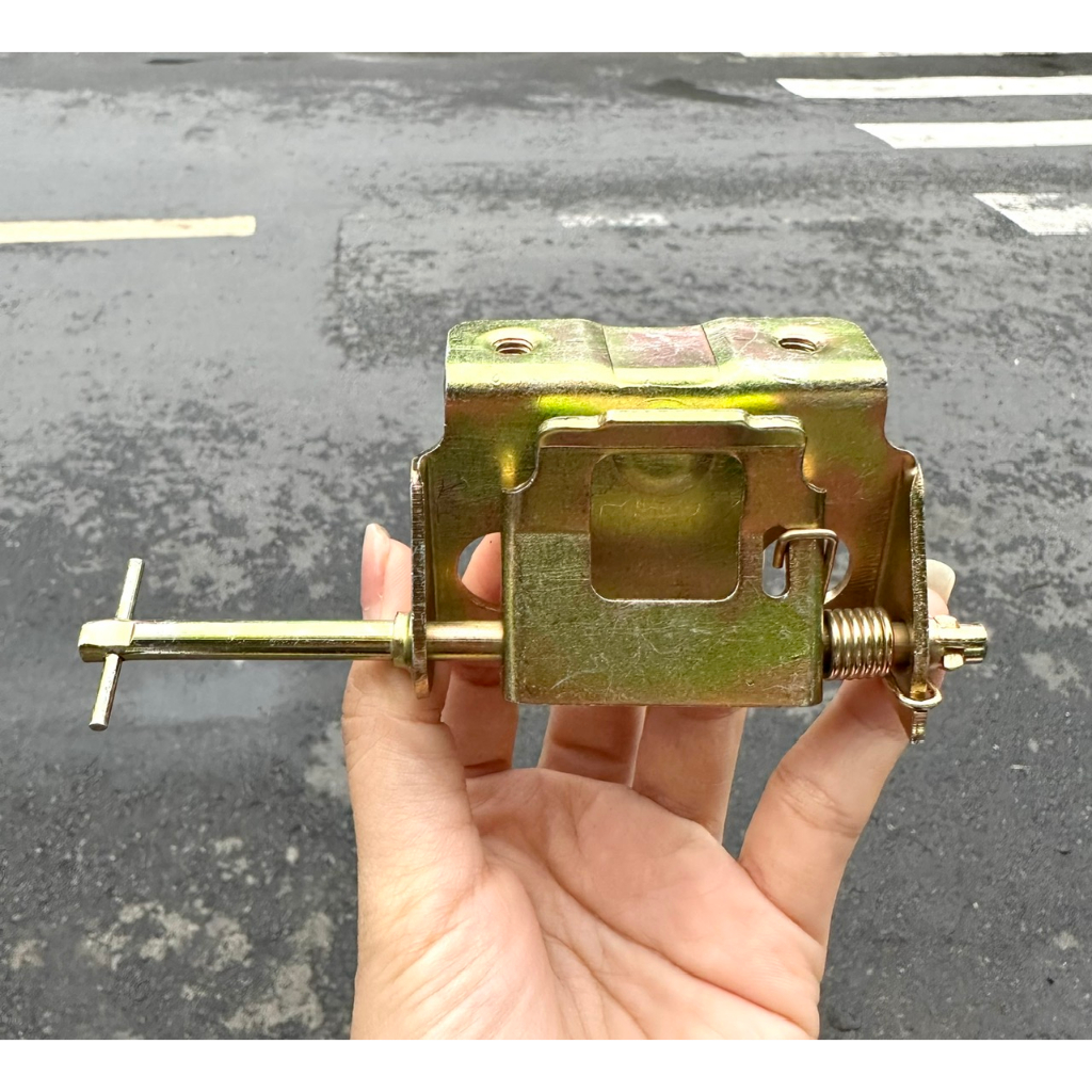 PAS KHOÁ YÊN SAU XE DREAM