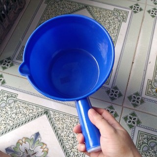 gáo múc nước cán tròn có mỏ (2 cỡ)