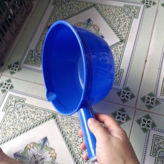 gáo múc nước cán tròn có mỏ (2 cỡ)