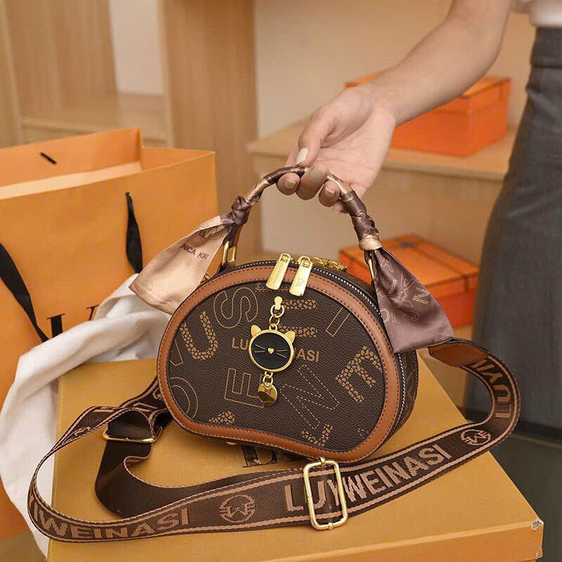 Túi xách nữ đeo chéo móc mèo cầm tay dáng trống pamoli_ TDC129