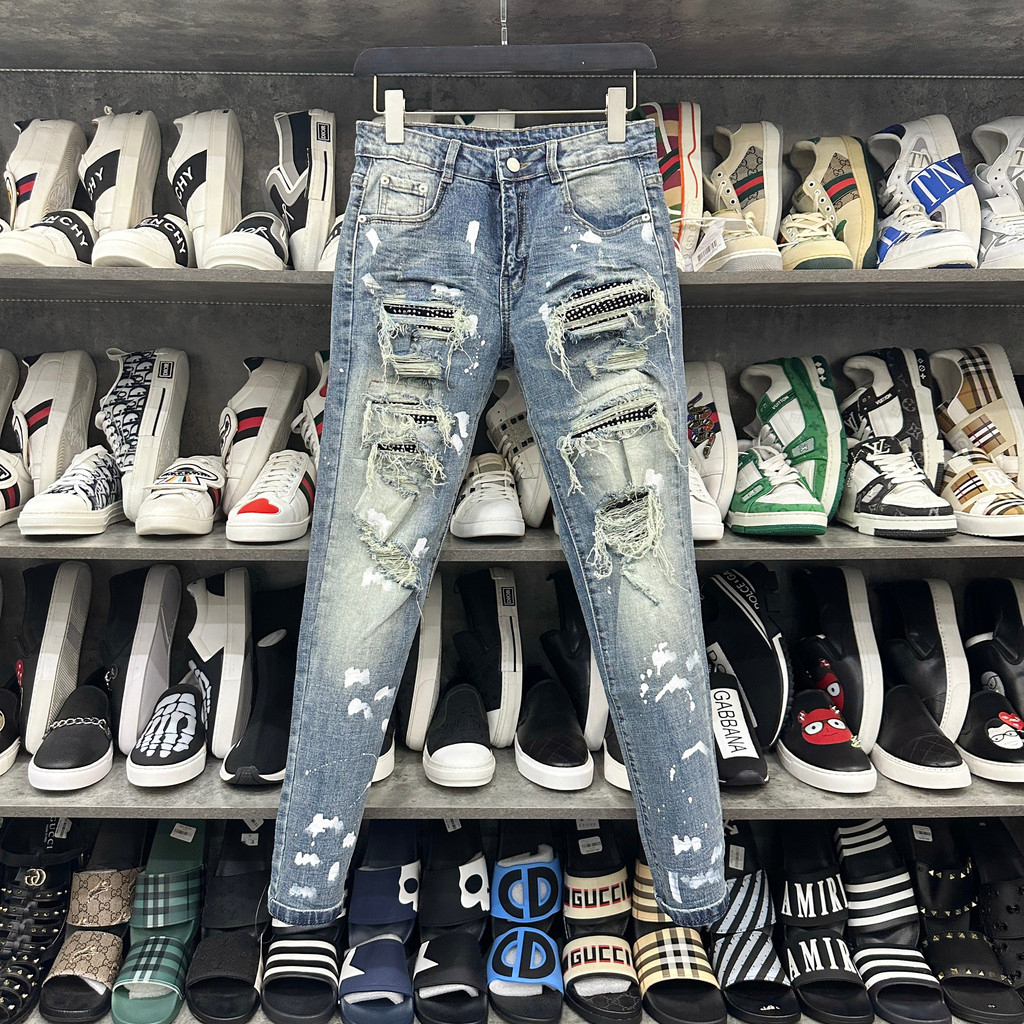 Quần jean bò nam Amiri slimfit xanh rách tua đùi gối vá vải đính đá bạc phối vảy sơn