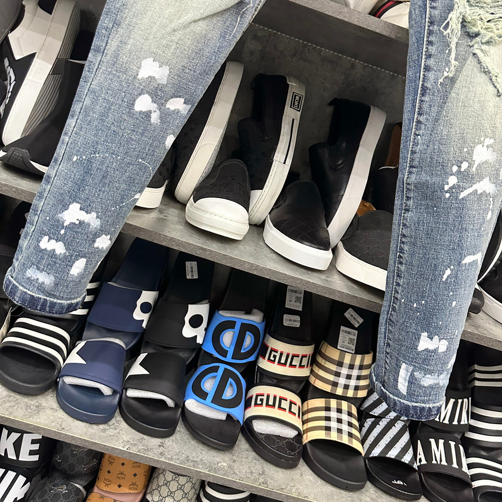 Quần jean bò nam Amiri slimfit xanh rách tua đùi gối vá vải đính đá bạc phối vảy sơn