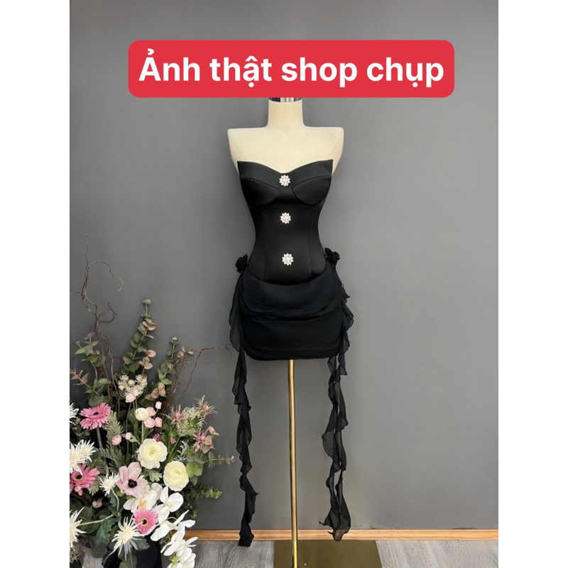 Đầm cúp ngực nút đá chân váy cuốn hoa thả tà màu đen