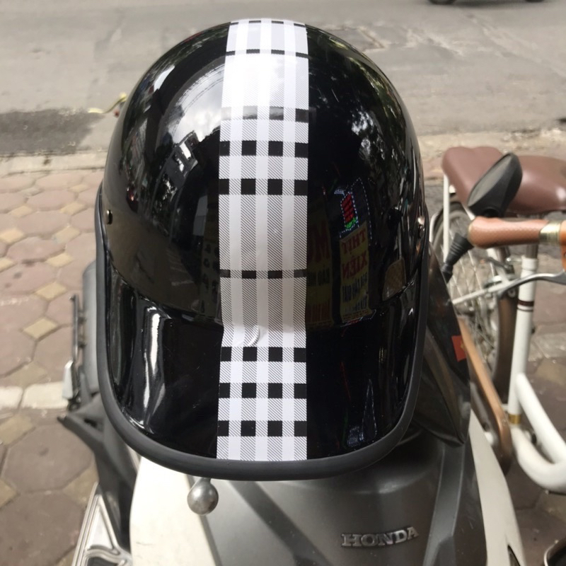 Mũ bảo hiểm thời trang viền kẻ sọc