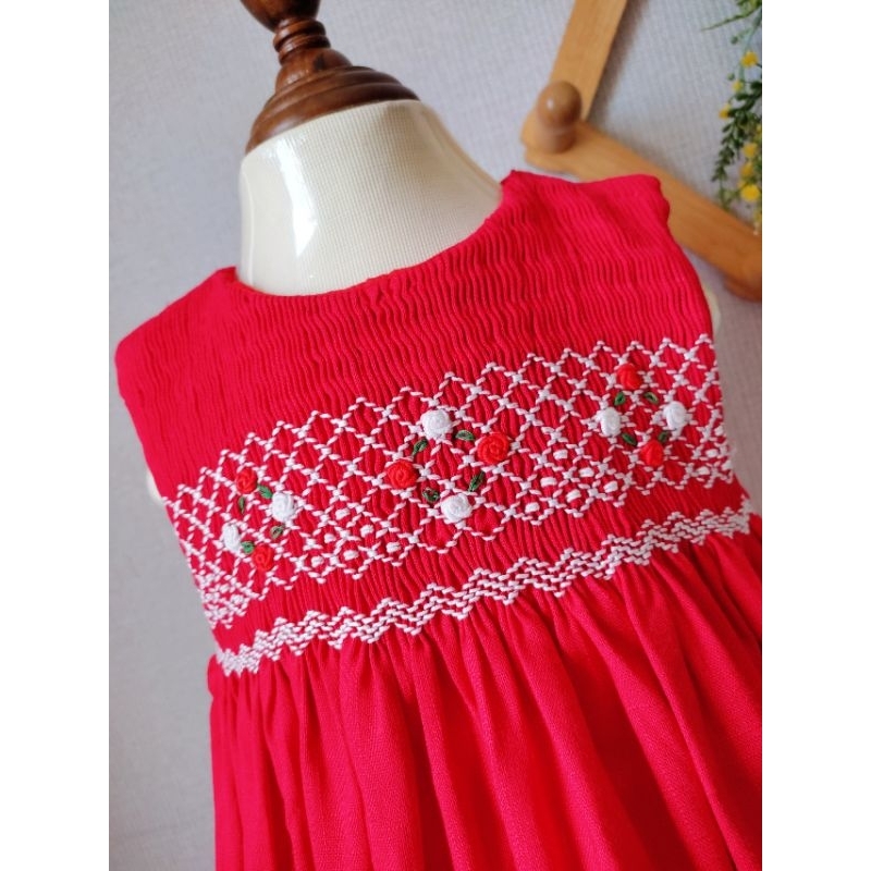 Váy đầm smock đỏ, cổ tròn tay sát nách cho bé gái