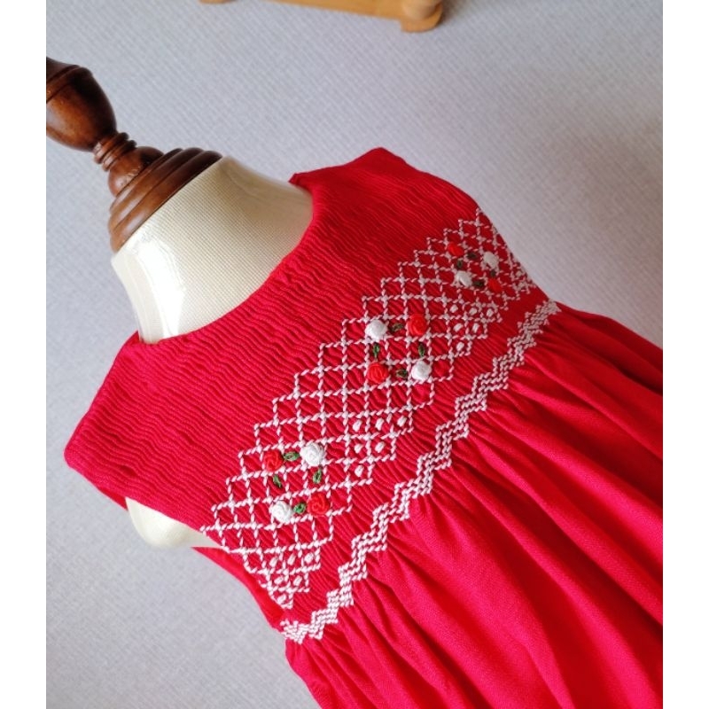 Váy đầm smock đỏ, cổ tròn tay sát nách cho bé gái