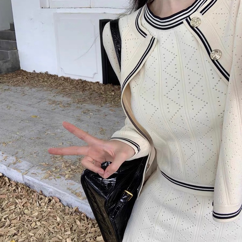 Set len ba món gồm áo tank top chân váy và áo khoác len cardigan