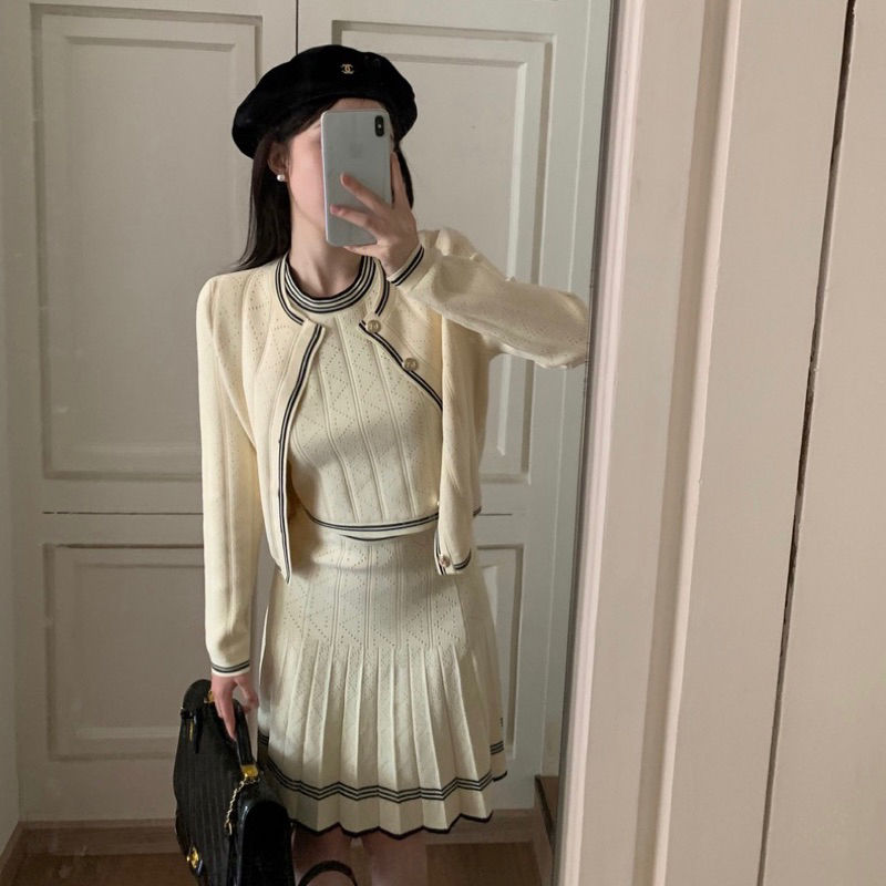 Set len ba món gồm áo tank top chân váy và áo khoác len cardigan