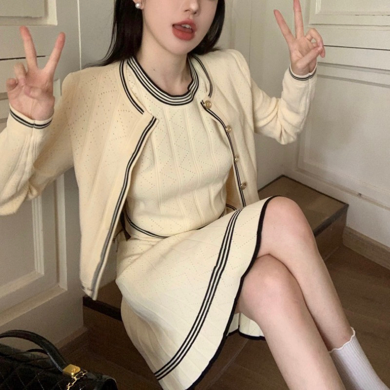 Set len ba món gồm áo tank top chân váy và áo khoác len cardigan