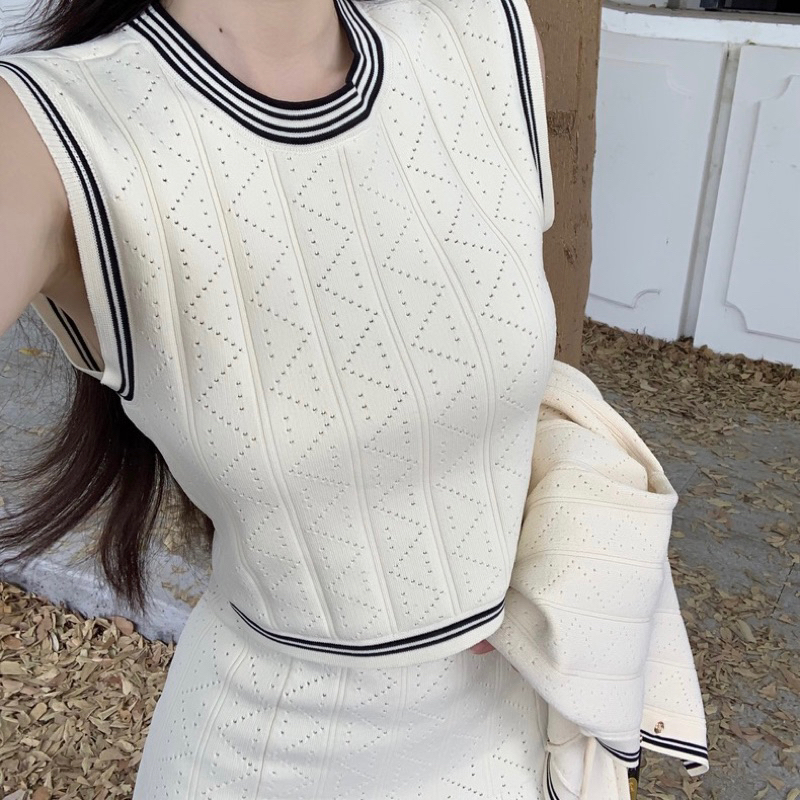 Set len ba món gồm áo tank top chân váy và áo khoác len cardigan