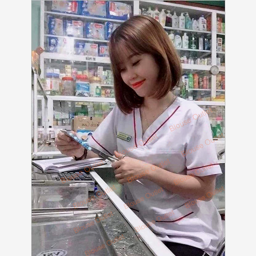 Áo blouse trắng cổ tim viền đỏ cho điều dưỡng, y tá, dược sĩ - Đồng phục blue trắng quầy dược, phòng khám, spa