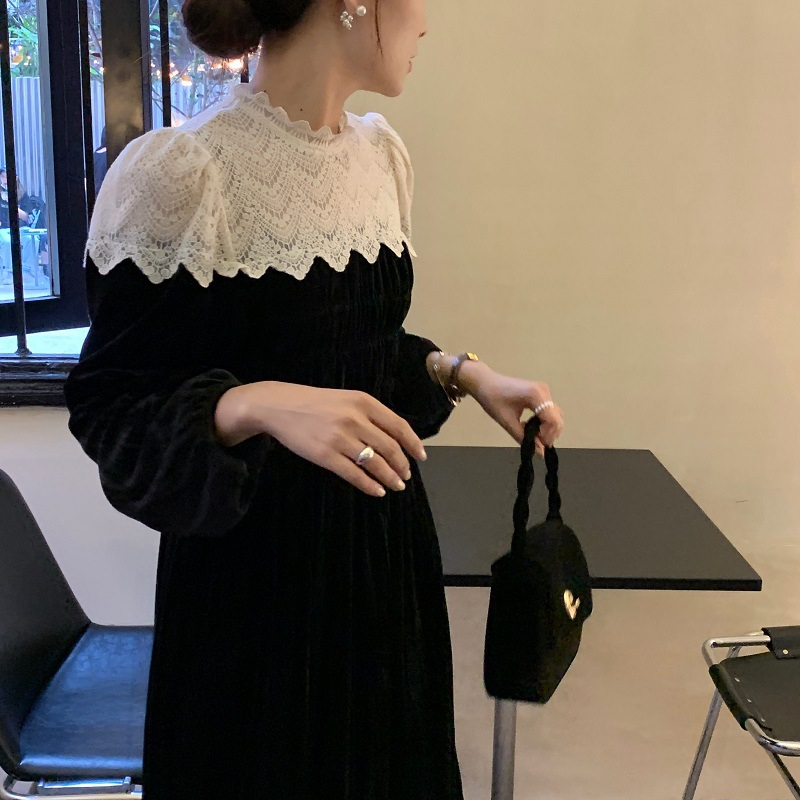 Váy Nhung Đen Pha Ngực Cổ Ren Trắng A2968