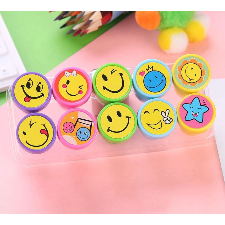1 con dấu đã có sẵn mực hình mặt cười cho cô giáo chấm điểm và quà tặng cho bé