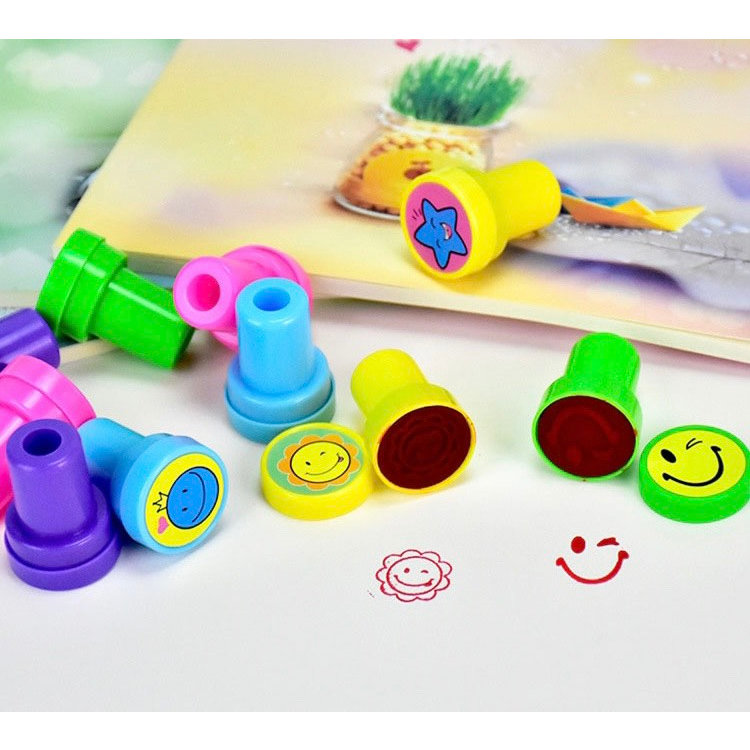 1 con dấu đã có sẵn mực hình mặt cười cho cô giáo chấm điểm và quà tặng cho bé