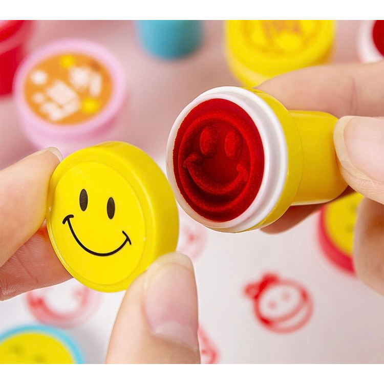 1 con dấu đã có sẵn mực hình mặt cười cho cô giáo chấm điểm và quà tặng cho bé