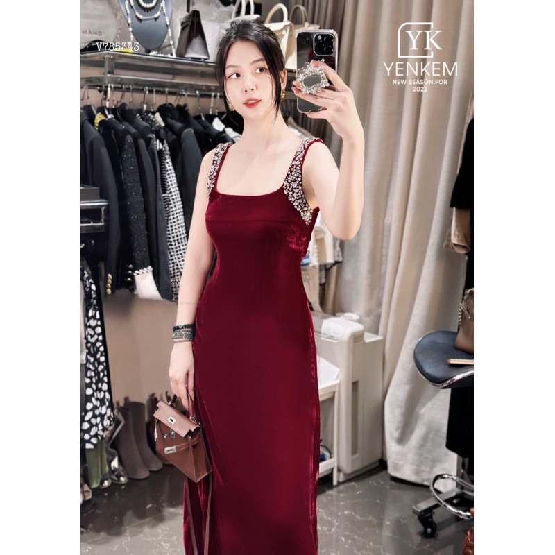 Váy nhung 2 dây quai khâu đá tỉ mỉ