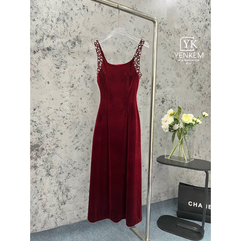 Váy nhung 2 dây quai khâu đá tỉ mỉ