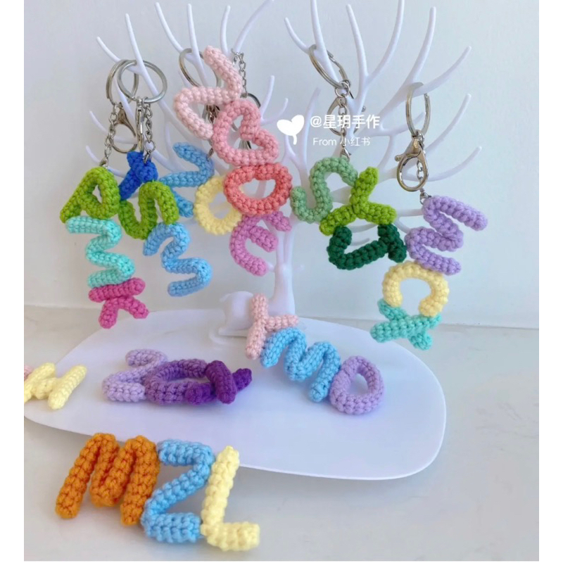 Móc khoá chữ cái bằng len