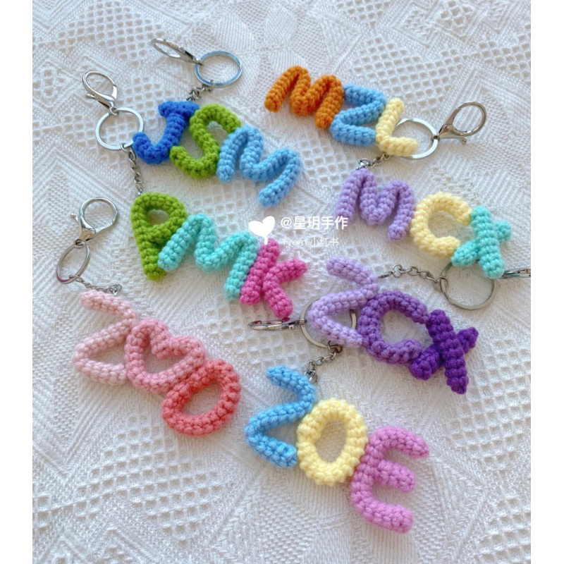 Móc khoá chữ cái bằng len