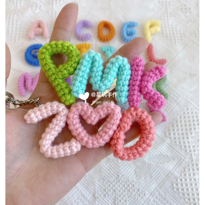 Móc khoá chữ cái bằng len