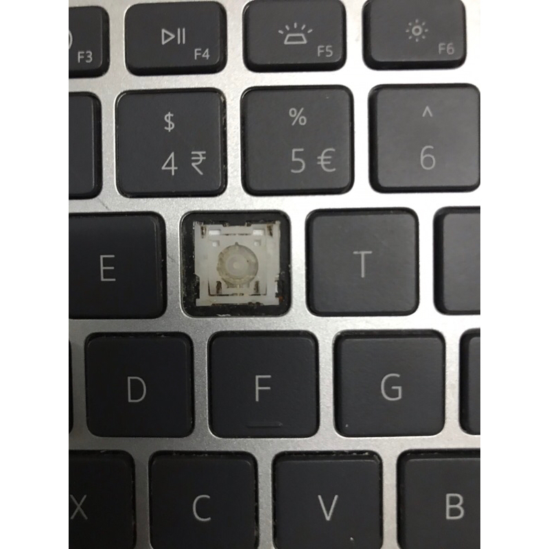Thay xương và nút bàn phím laptop Dell ínpiron 5593