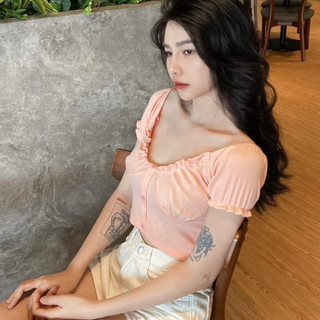Áo croptop viền bèo nút