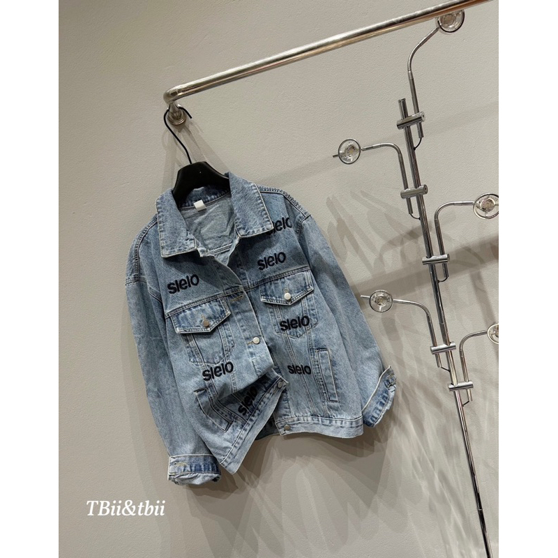 Áo khoác jean thêu chữ