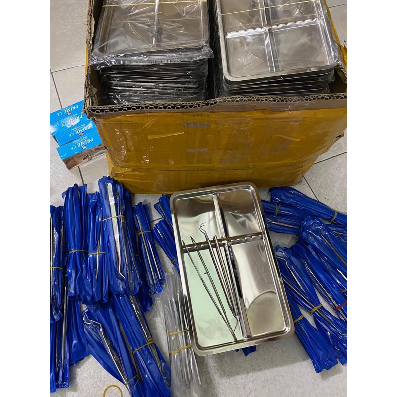 khay khám inox chữ nhật 4 ngăn trong tủ cực tím nha khoa