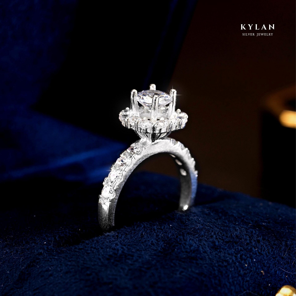 Nhẫn Bạc Nữ Kylan Silver KL0110 Halo Vuông Đài Cao Đá Chủ Tròn Kim Cương Nhân Tạo 5.0ly