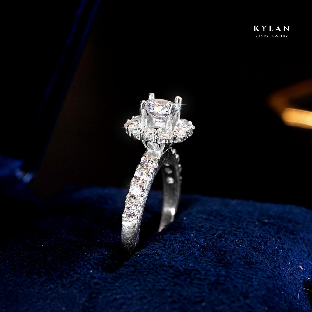 Nhẫn Bạc Nữ Kylan Silver KL0110 Halo Vuông Đài Cao Đá Chủ Tròn Kim Cương Nhân Tạo 5.0ly