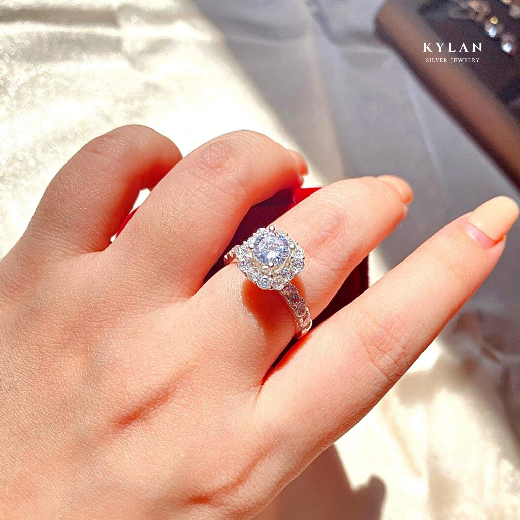 Nhẫn Bạc Nữ Kylan Silver KL0110 Halo Vuông Đài Cao Đá Chủ Tròn Kim Cương Nhân Tạo 5.0ly