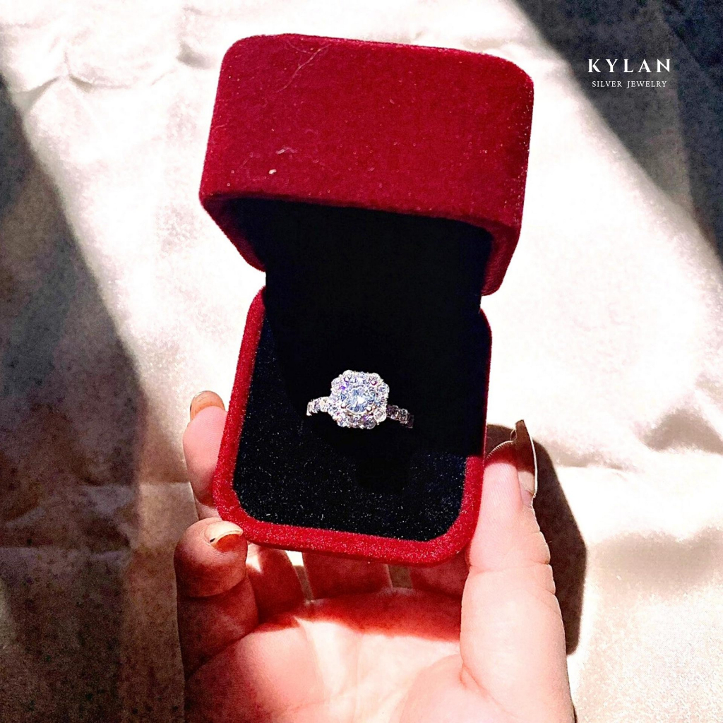 Nhẫn Bạc Nữ Kylan Silver KL0110 Halo Vuông Đài Cao Đá Chủ Tròn Kim Cương Nhân Tạo 5.0ly