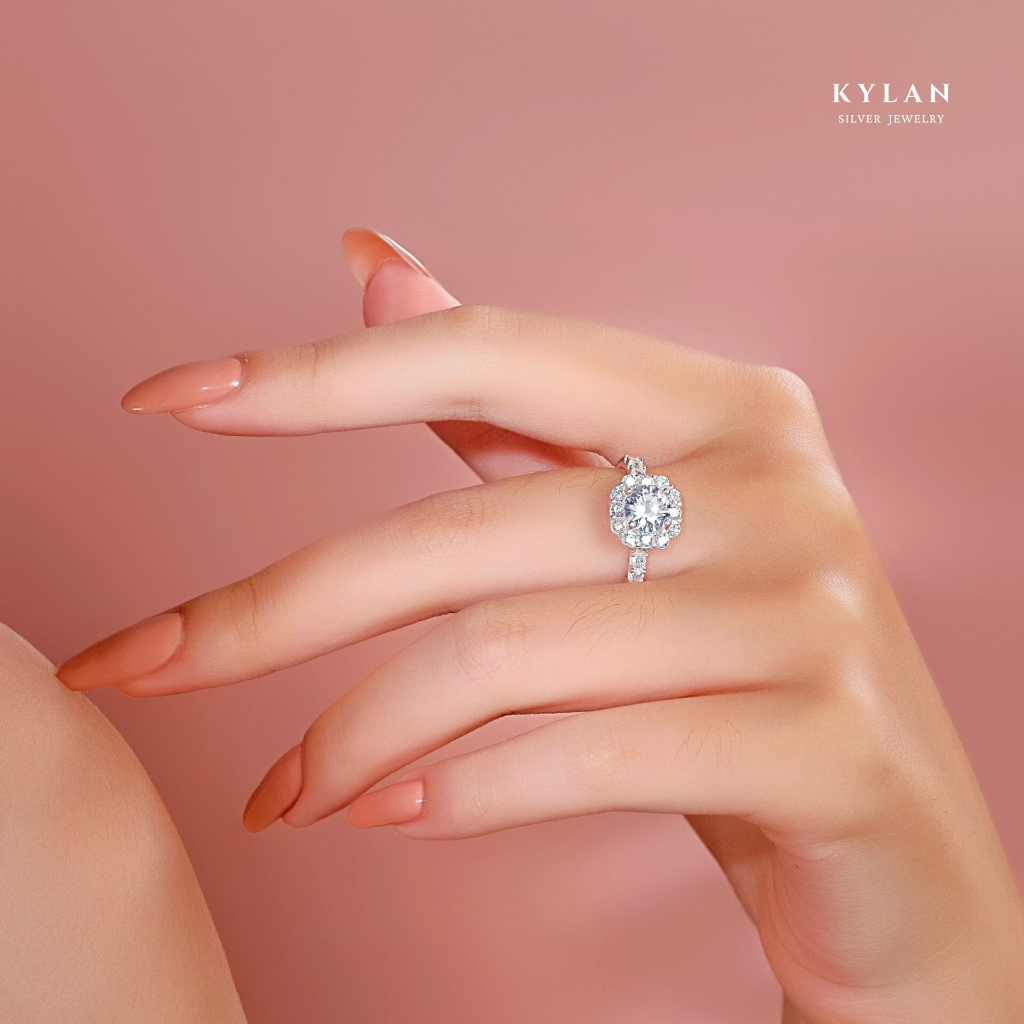 Nhẫn Bạc Nữ Kylan Silver KL0110 Halo Vuông Đài Cao Đá Chủ Tròn Kim Cương Nhân Tạo 5.0ly