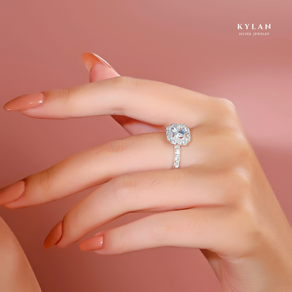Nhẫn Bạc Nữ Kylan Silver KL0110 Halo Vuông Đài Cao Đá Chủ Tròn Kim Cương Nhân Tạo 5.0ly
