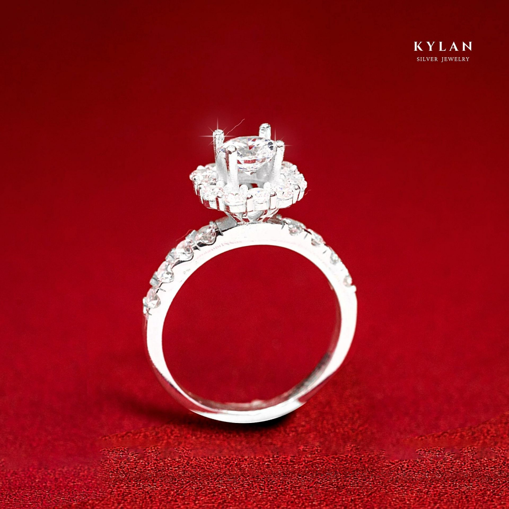 Nhẫn Bạc Nữ Kylan Silver KL0110 Halo Vuông Đài Cao Đá Chủ Tròn Kim Cương Nhân Tạo 5.0ly