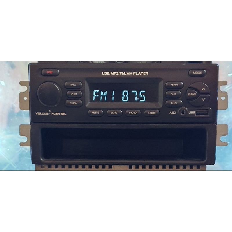 Đầu phát nhạc liền Amply.lắp chung cho các loại xe.Tính năng Aux usb radio mp3.