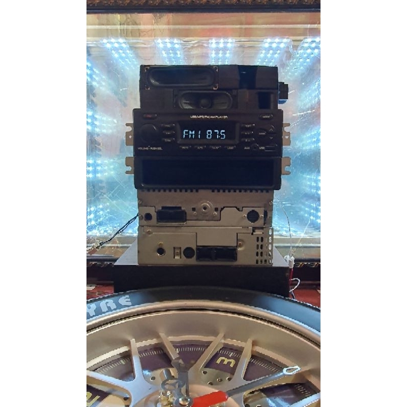 Đầu phát nhạc liền Amply.lắp chung cho các loại xe.Tính năng Aux usb radio mp3.