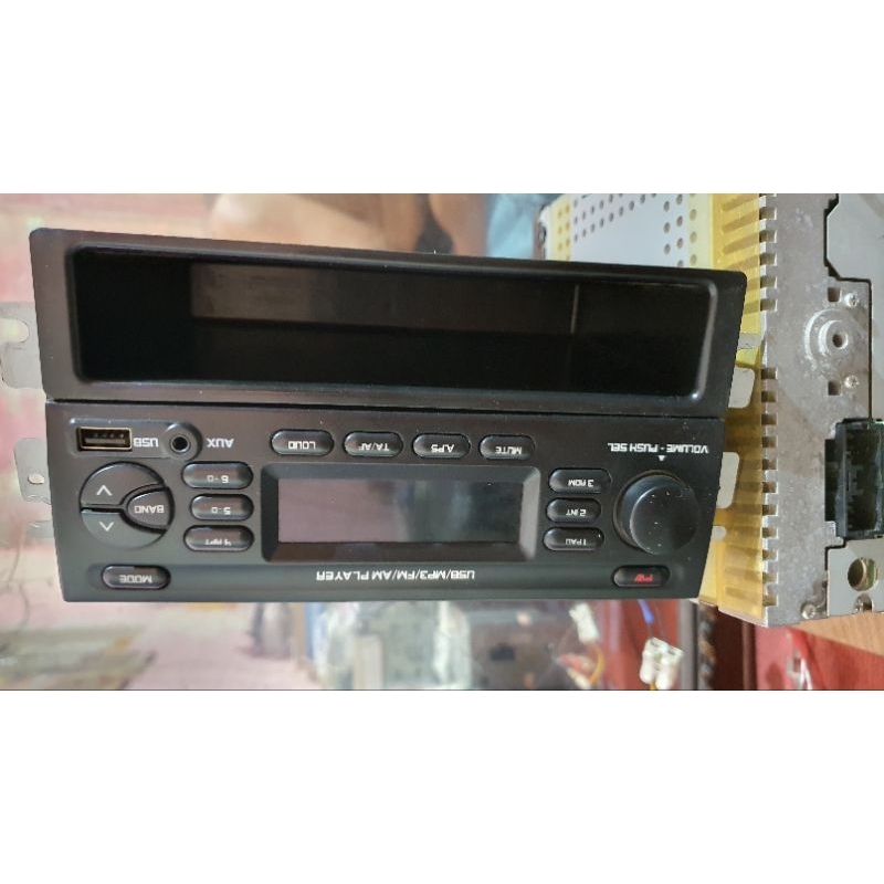 Đầu phát nhạc liền Amply.lắp chung cho các loại xe.Tính năng Aux usb radio mp3.