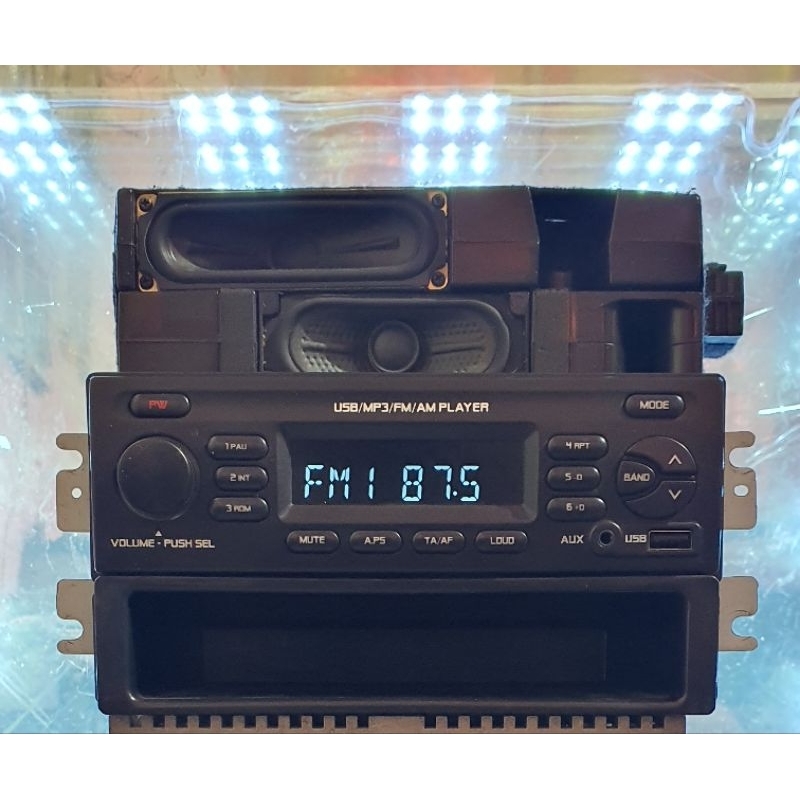 Đầu phát nhạc liền Amply.lắp chung cho các loại xe.Tính năng Aux usb radio mp3.