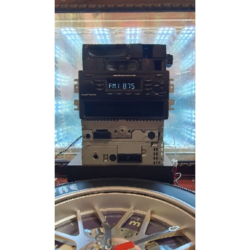 Đầu phát nhạc liền Amply.lắp chung cho các loại xe.Tính năng Aux usb radio mp3.